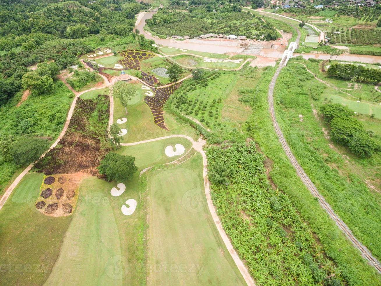 Luftaufnahme des schönen Golfplatzes foto