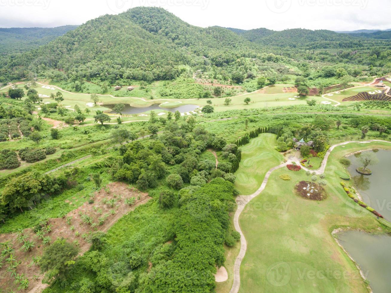 Luftaufnahme des schönen Golfplatzes foto