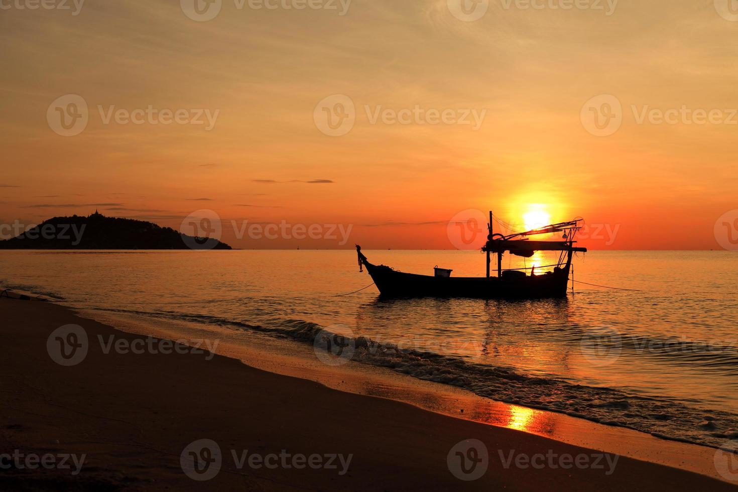 Silhouette des Fischerboots bei Sonnenuntergang foto