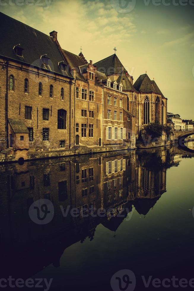 alter kanal der stadt gent foto