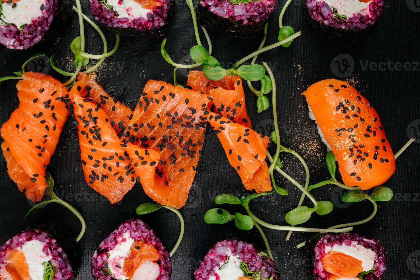 Eleganz trifft Geschmack wie Sushi Sorten nehmen ihr Platz auf ein schwarz Hintergrund, einladend Kenner zu teilnehmen im ein visuell und Geschmack Fest beim Restaurant foto