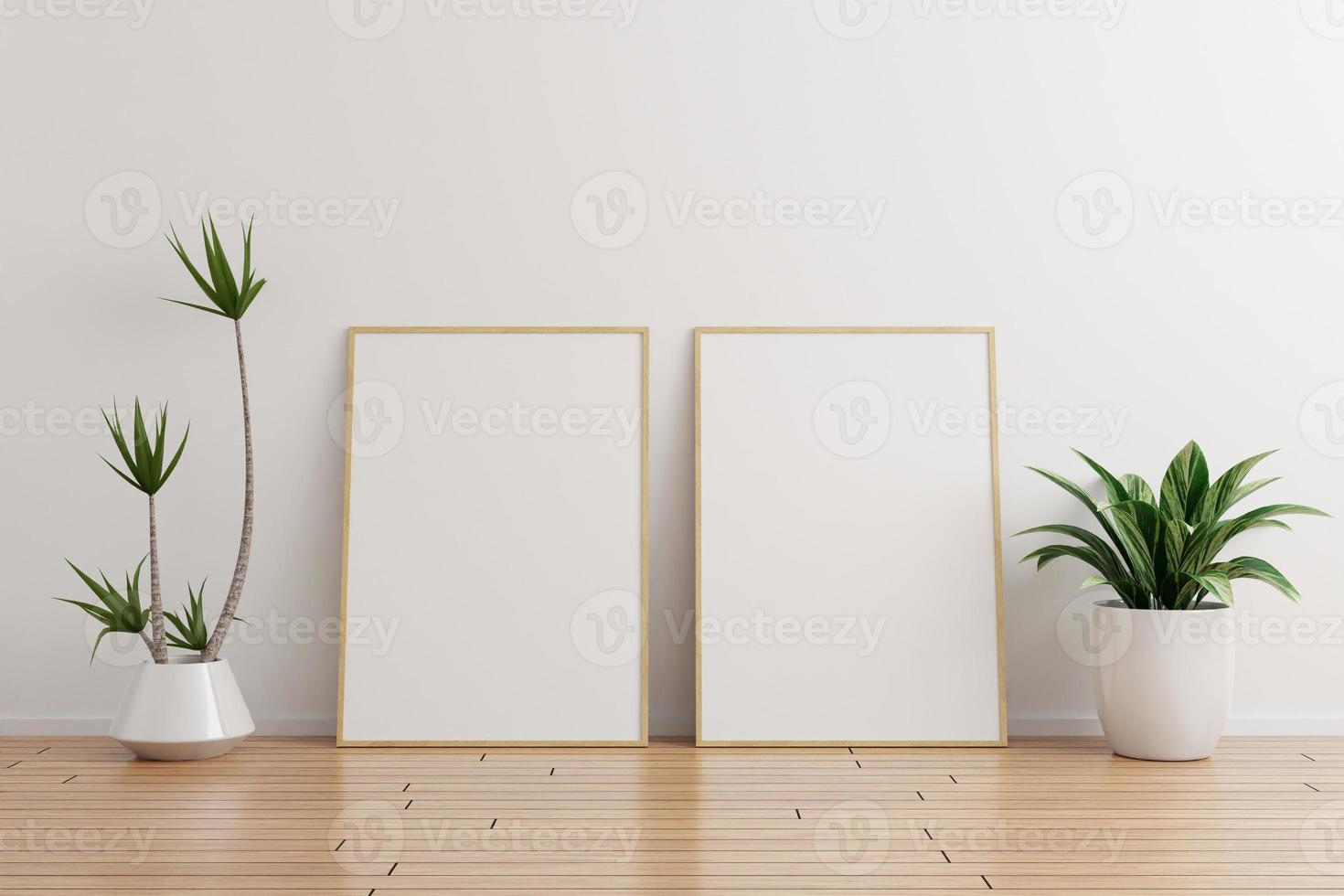 zwei vertikale Bilderrahmen aus Holz auf weißem Wand leerer Raum mit Pflanzen auf einem Holzboden foto