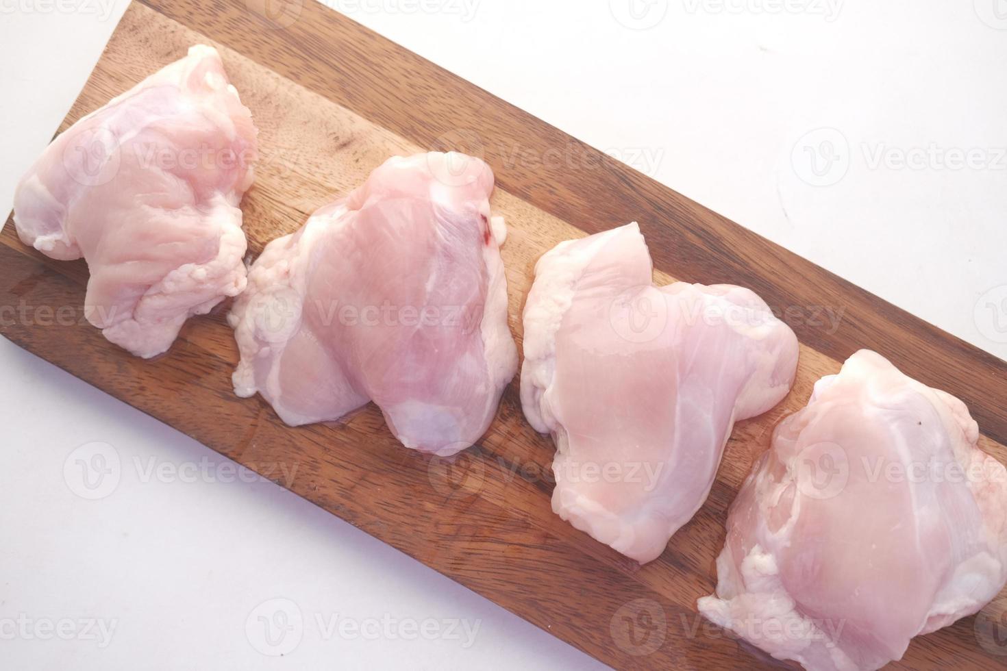 rohes Hühnerfleisch auf einem Schneidebrett foto