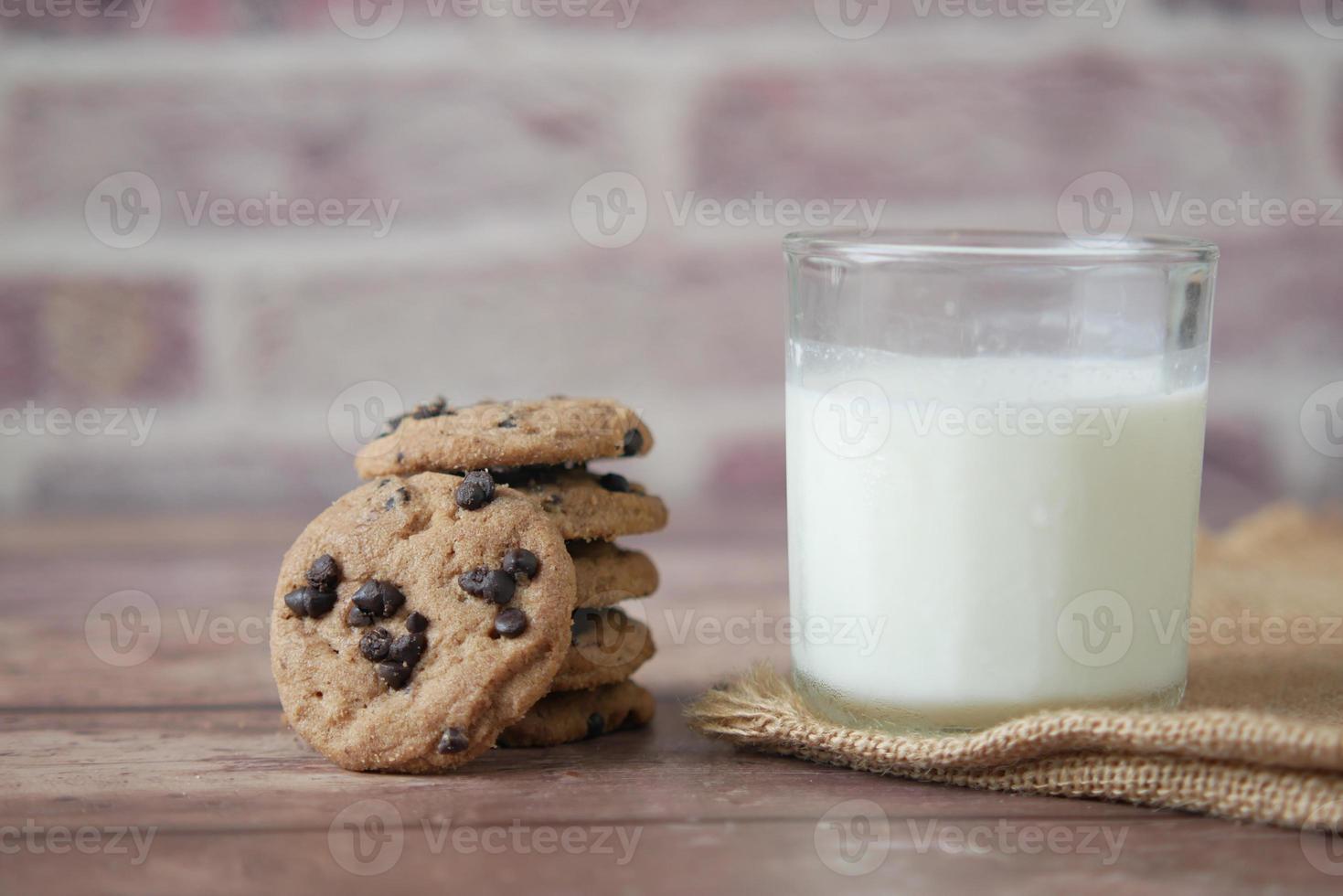 Schokoladenkochen und ein Glas Schokoladenmilchshake auf dem Tisch foto