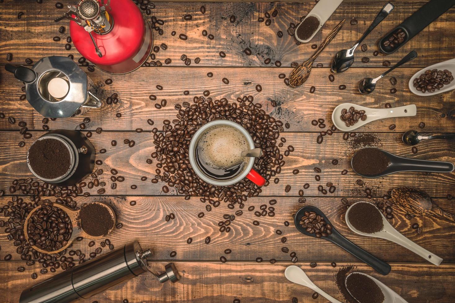 Hintergrundkonzept Kaffeetasse und Kaffeemühle mit anderem Zubehör. Kaffeebohnen foto