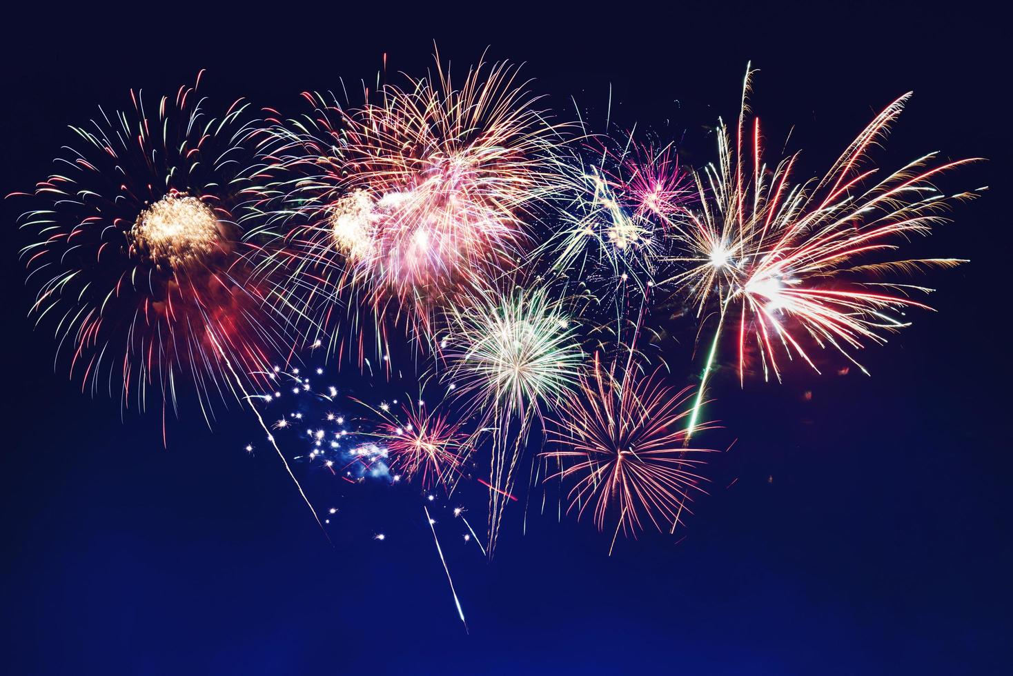 Feuerwerk am neuen Jahr und Kopienraum abstrakten Feiertagshintergrund. buntes Feuerwerk auf Dämmerungshintergrund mit freiem Platz für Text. Neujahr foto