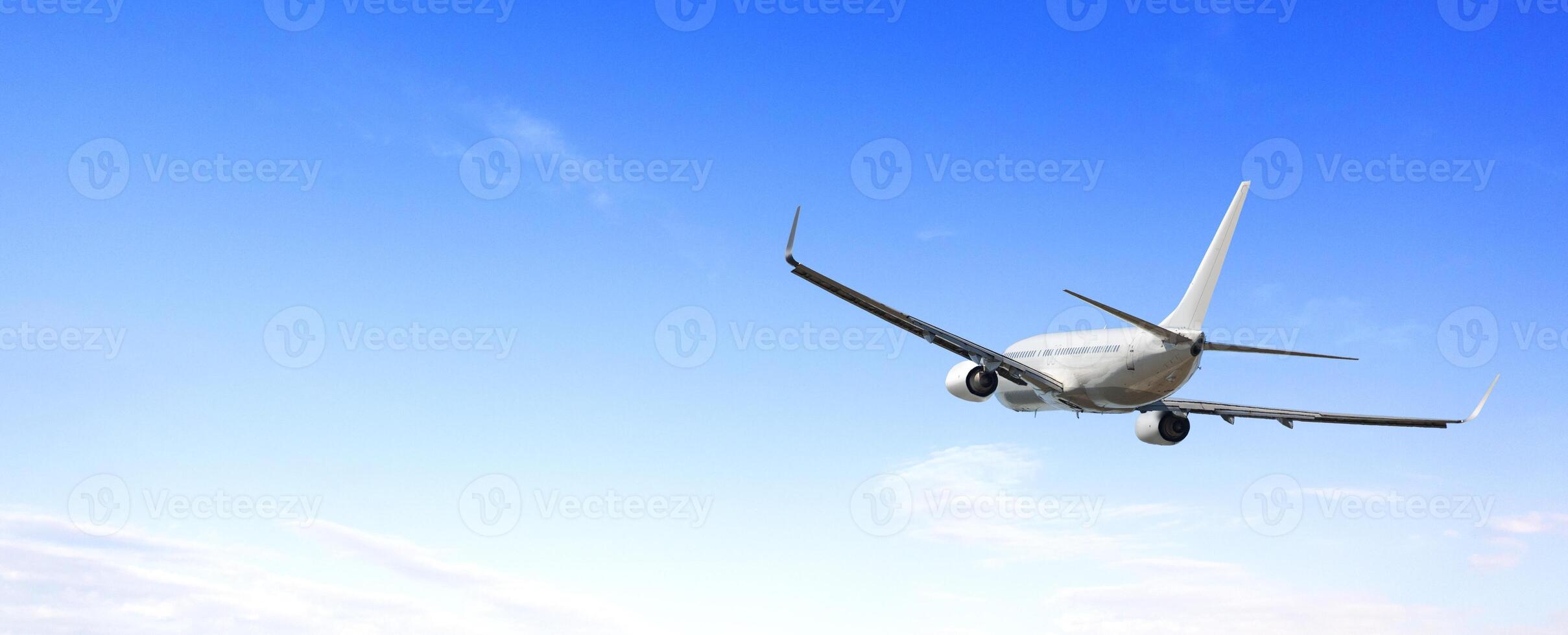 Flugzeug fliegt in den Himmel foto