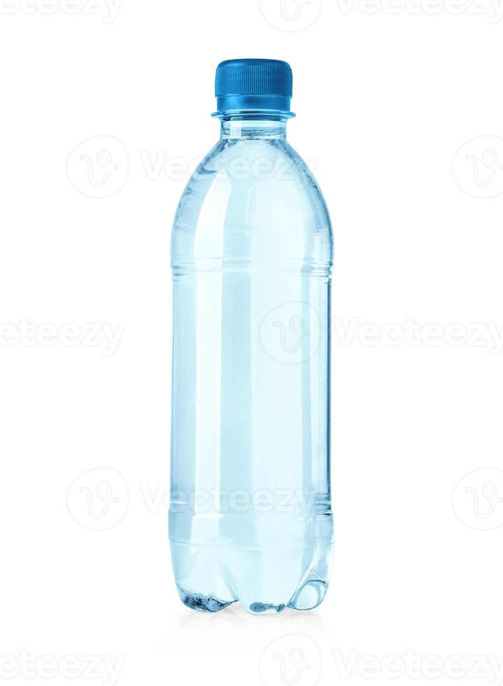 Plastik Wasser Flaschen isoliert auf Weiß foto