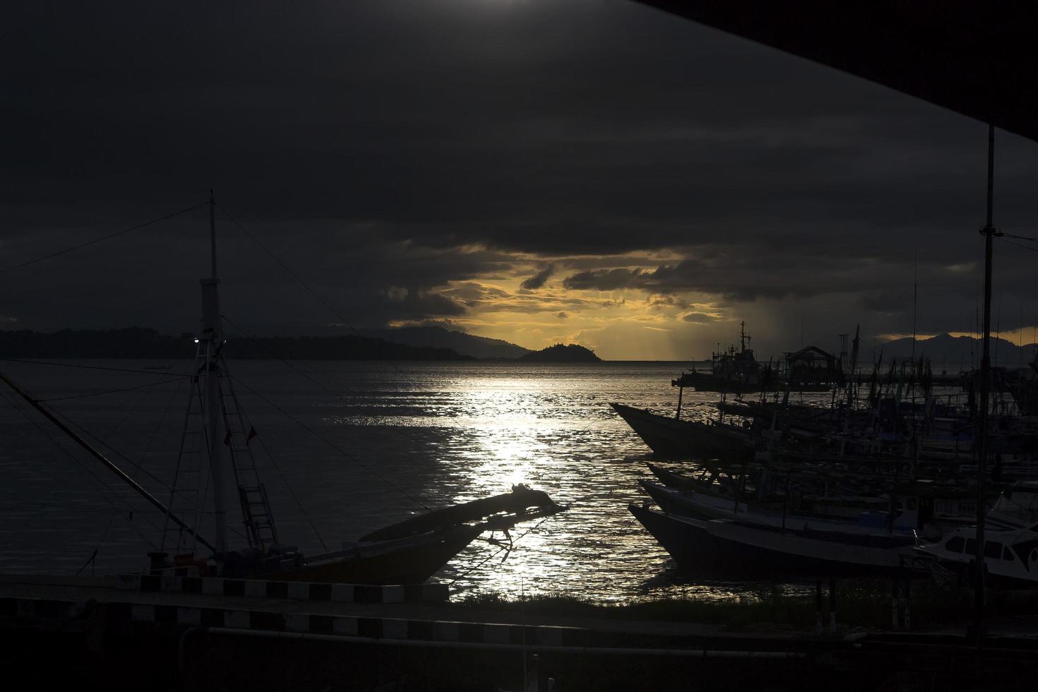 Sonnenuntergang Hintergrund mit Schiffssilhouette foto