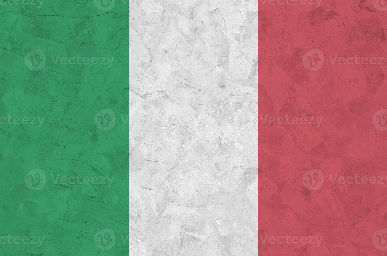 Italien Flagge abgebildet im hell Farbe Farben auf alt Linderung Verputzen Mauer. texturiert Banner auf Rau Hintergrund foto