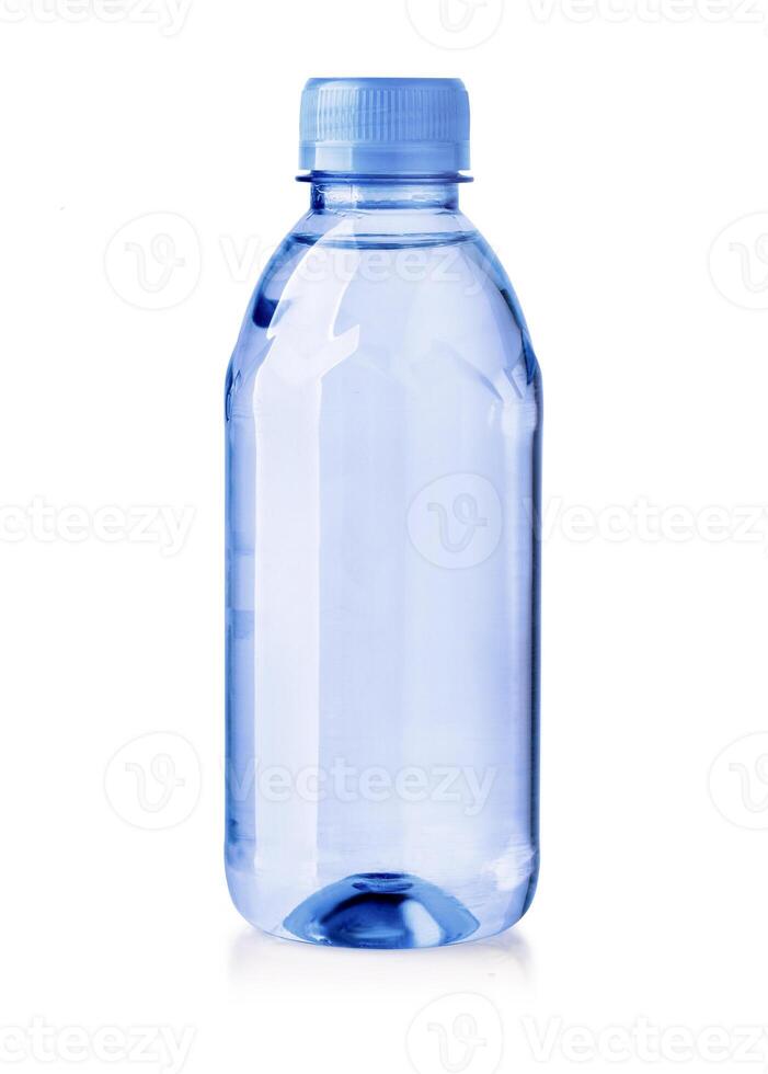 Wasser Plastik Flaschen isoliert auf Weiß Hintergrund foto