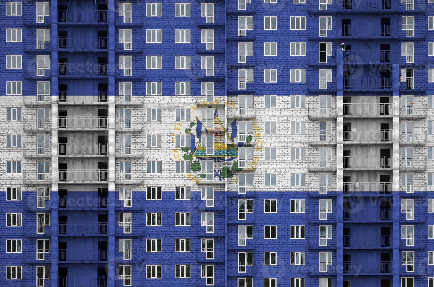 el Salvador Flagge abgebildet im Farbe Farben auf mehrstöckig wohnhaft Gebäude unter Konstruktion. texturiert Banner auf Backstein Mauer Hintergrund foto