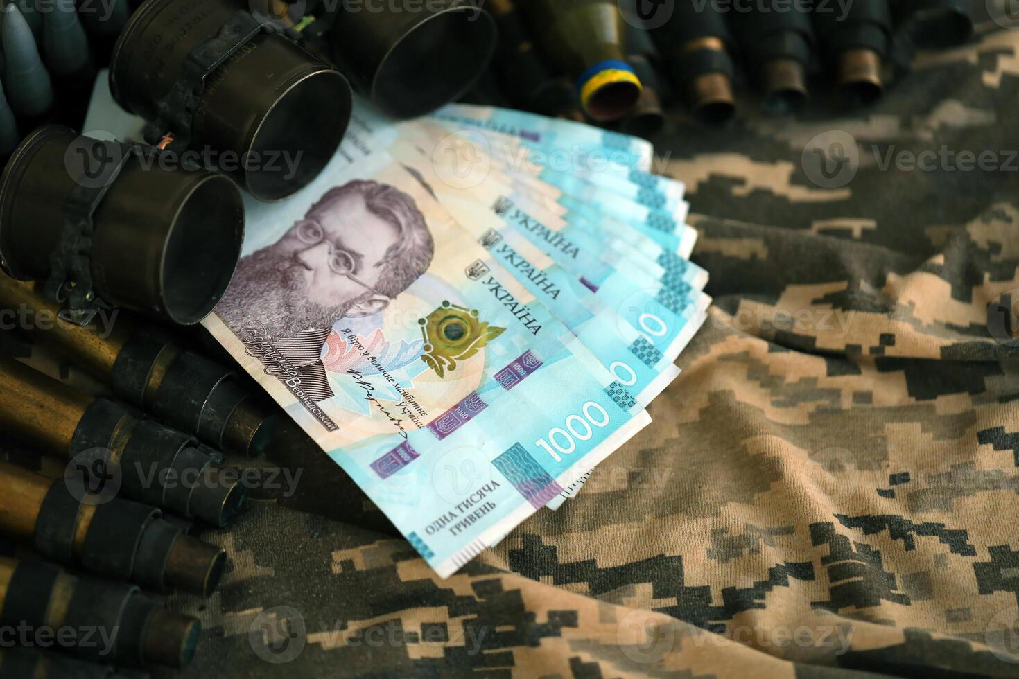 ukrainisch Heer Maschine Gewehr Gürtel Muscheln und Bündel von Griwna Rechnungen auf Militär- Uniform. Zahlungen zu Soldaten von das ukrainisch Armee, Gehälter zu das Militär- foto