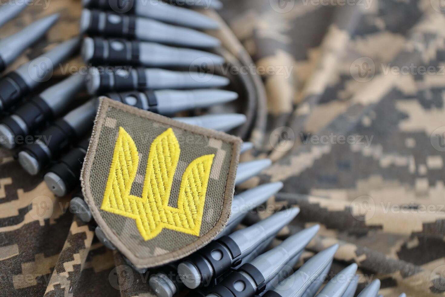 ukrainisch Heer Symbol auf Maschine Gewehr Gürtel Lügen auf ukrainisch pixelig Militär- tarnen foto