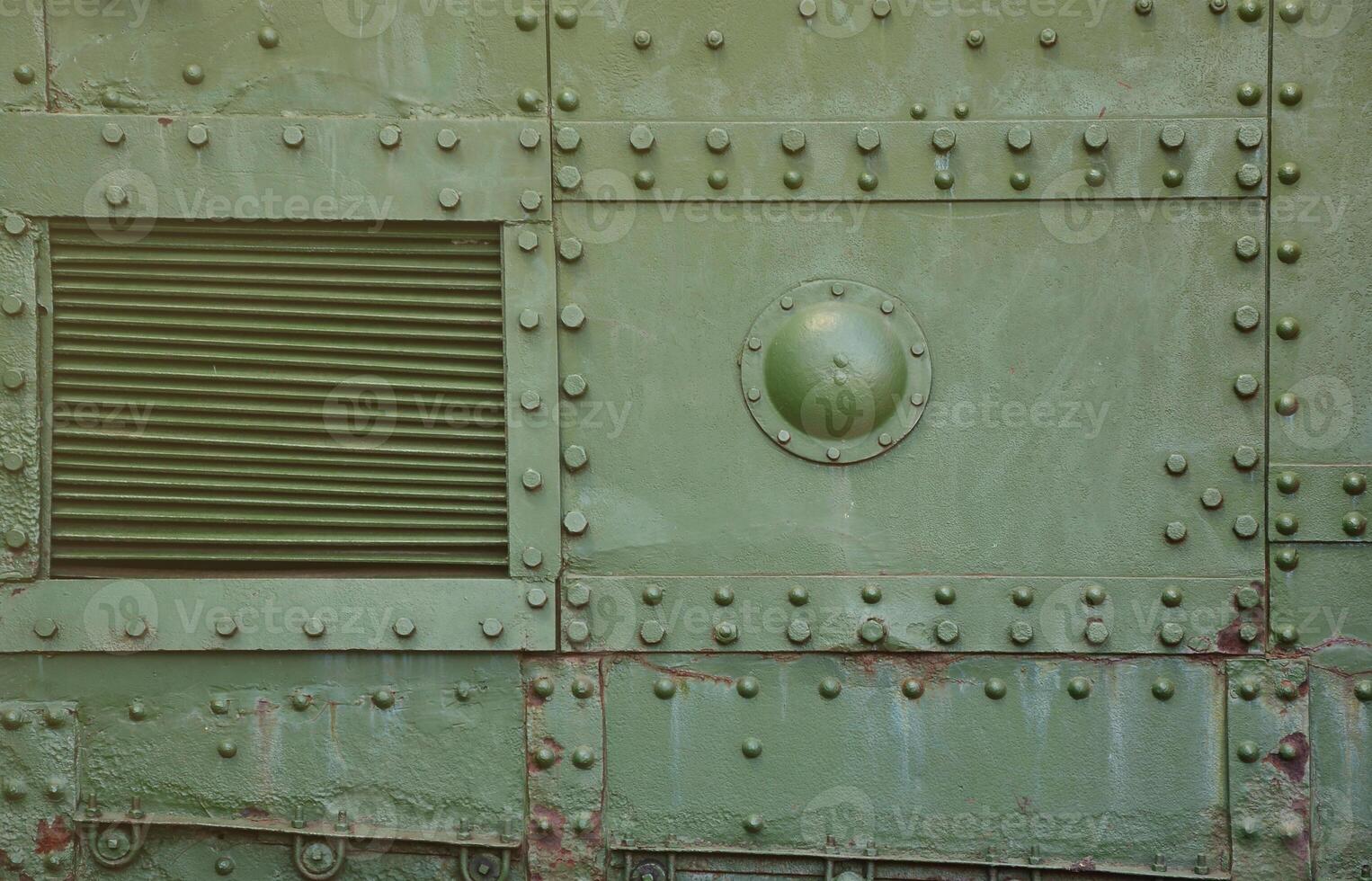 die Textur der Tankwand, die aus Metall besteht und mit einer Vielzahl von Schrauben und Nieten verstärkt ist. Bilder der Bespannung eines Kampffahrzeugs aus dem zweiten Weltkrieg foto