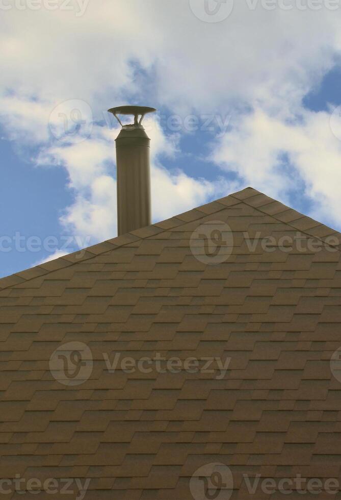 das dach bedeckt mit einer modernen flachen bituminösen wasserdichten beschichtung unter einem blauen himmel foto