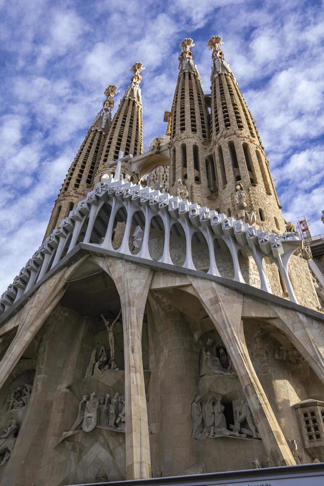 barcelona, spanien, 7. oktober 2019 - kathedrale la sagrada familia in barcelona, spanien. Es wurde vom Architekten Antonio Gaudi entworfen und seit 1882 gebaut. foto