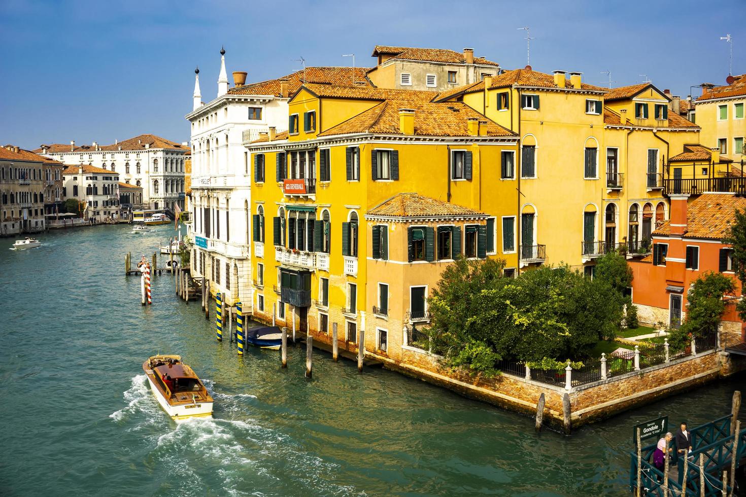 Venedig, Italien, 12. Oktober 2019 - Blick auf Boote im Kanal in Venedig, Italien. Venedig ist mit schätzungsweise 25 Millionen Touristen pro Jahr eines der Top-Reiseziele der Welt. foto