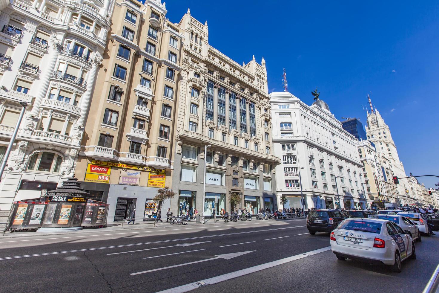 Madrid, Spanien, 16. März 2016 - Unbekannte Personen bei Gran Via in Madrid. es ist die älteste und wichtigste einkaufsstraße in madrid. foto