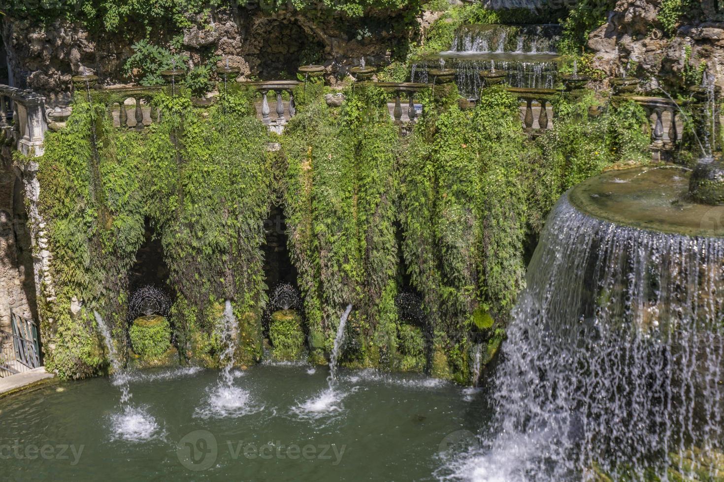 ovaler Brunnen in der Villa d'este in Tivoli, Italien foto