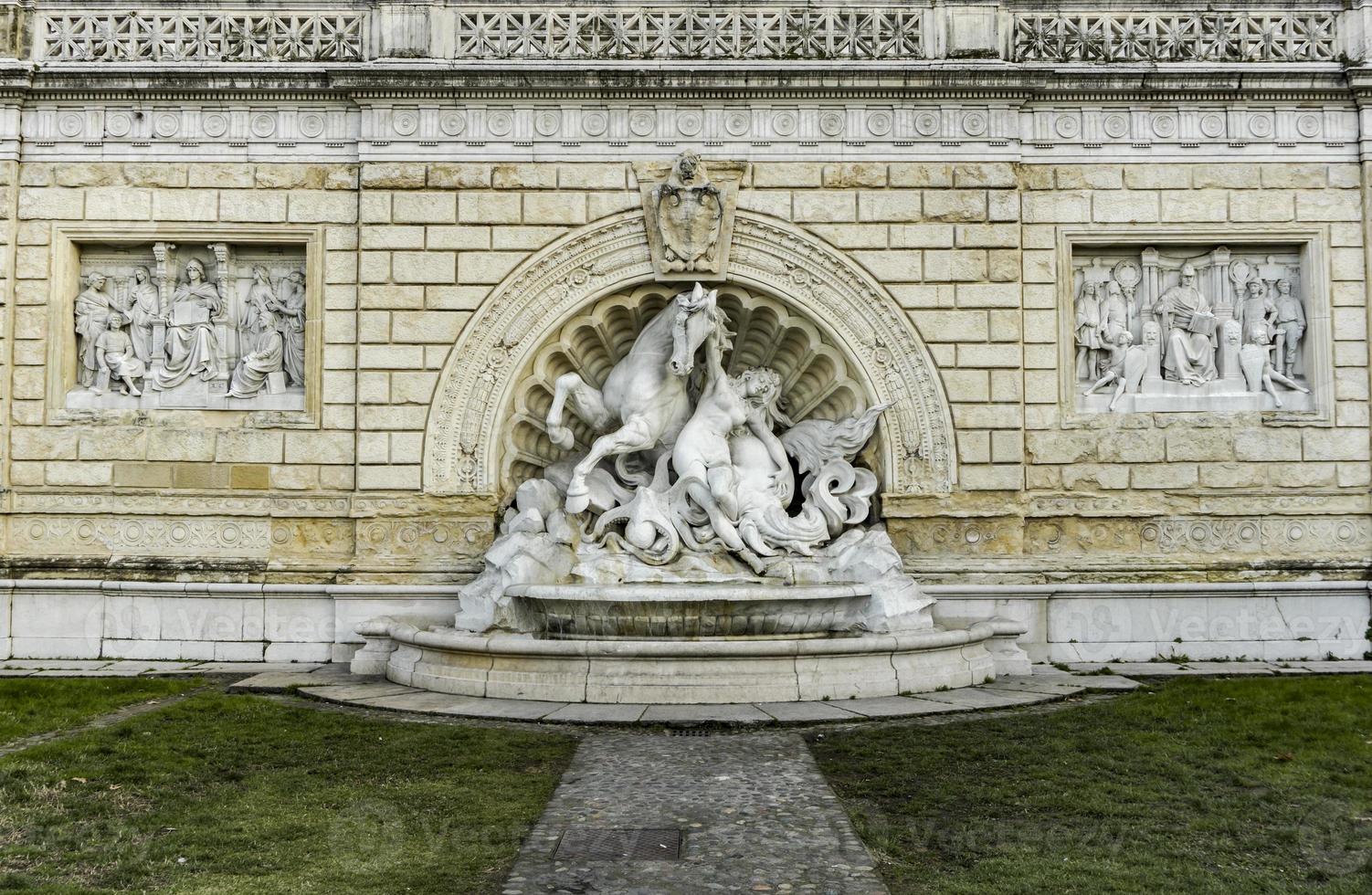 Detail vom Brunnen der Nymphe und Seepferdchen Inn Bologna, Italien. foto