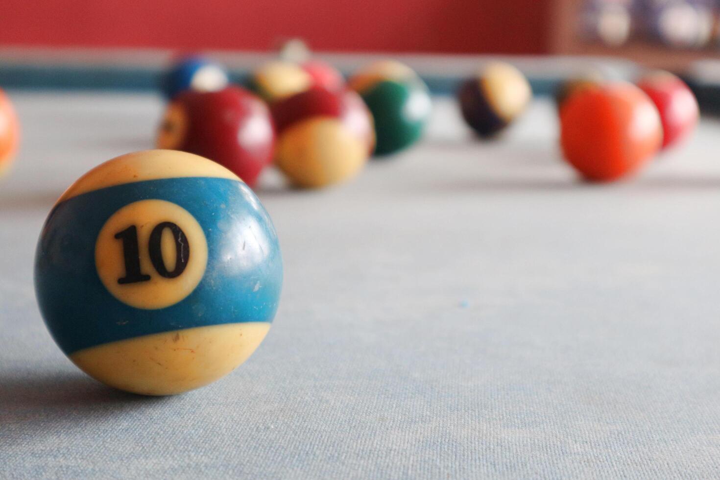 Billard Sport Spiel. mehrfarbig Billard- Bälle mit Zahlen auf das Schwimmbad Tisch. aktiv Erholung und Unterhaltung. foto