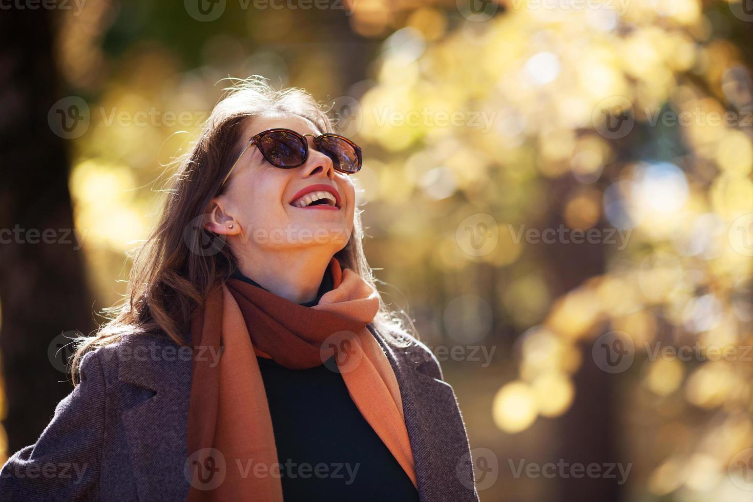 Porträt der jungen glücklichen Frau mit Sonnenbrille foto