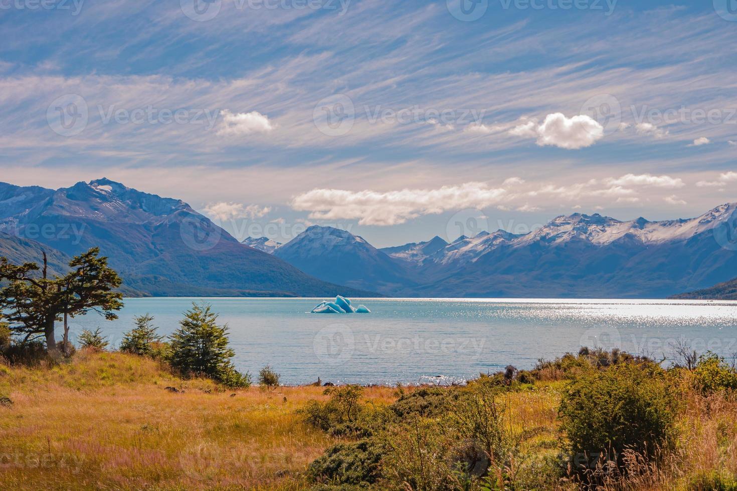 Panoramablick über die Gletscherlagune in der Nähe des gigantischen Perito-Moreno-Gletschers in Patagonien mit blauem Himmel, türkisfarbenem Wasser mit Eisbergen, Südamerika, Argentinien, am sonnigen Tag. foto