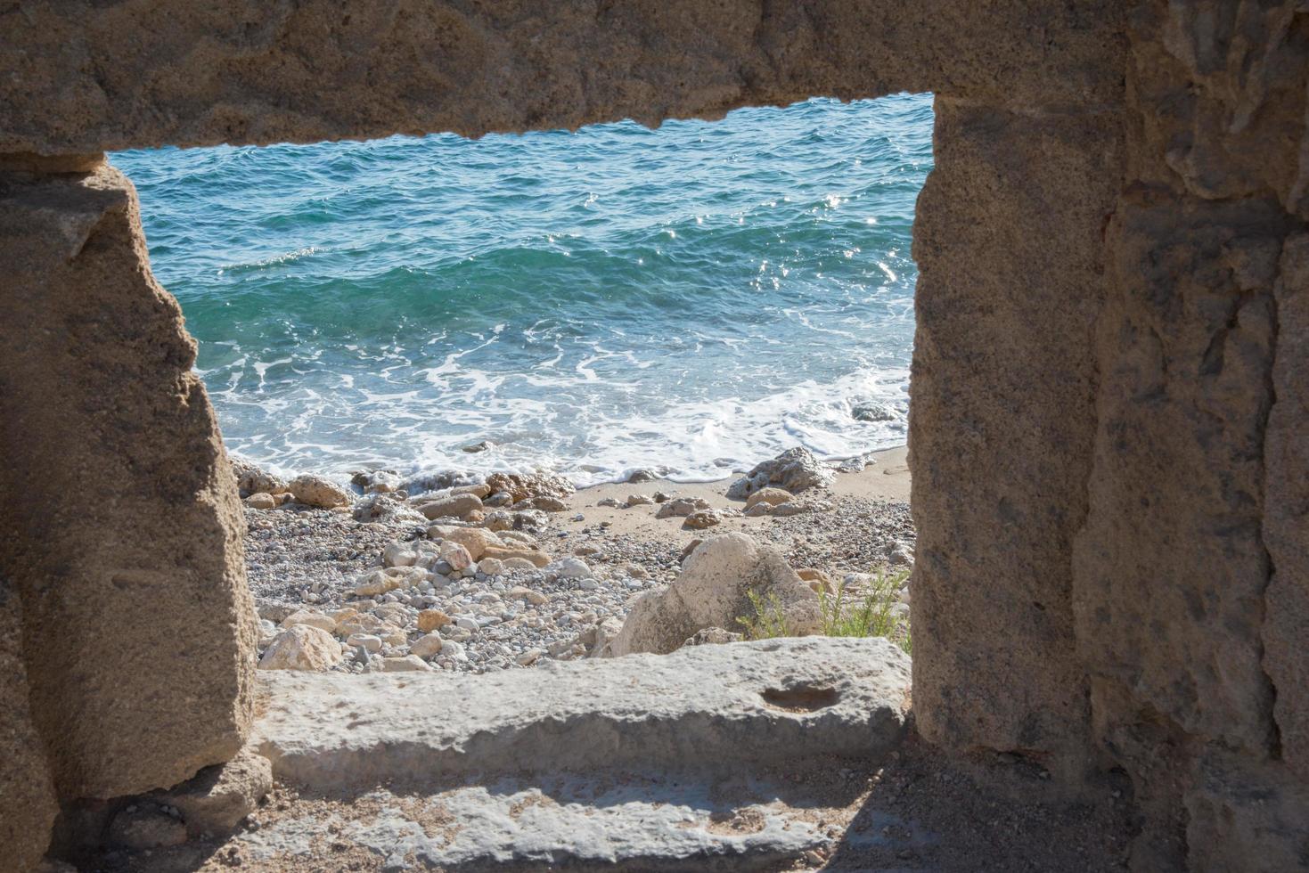 Zugang zum Strand von Rhodos durch die Stadtmauer. Griechenland. foto