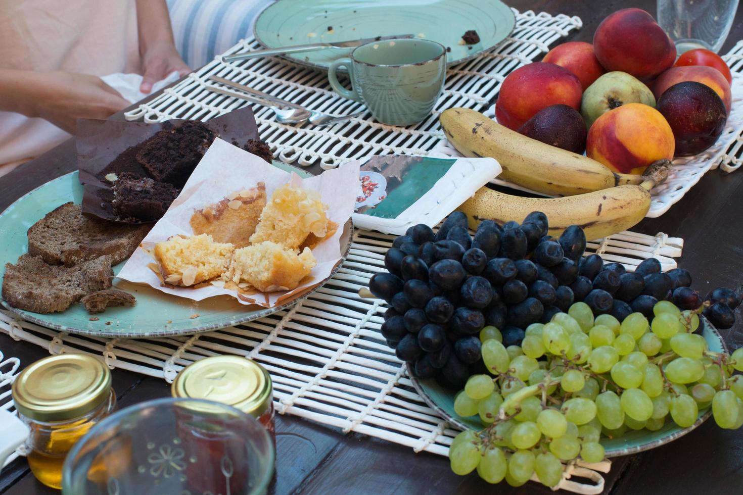 leckeres und gesundes frühstück auf unserem hinterhof während unserer sommerferien in rhodos, griechenland foto