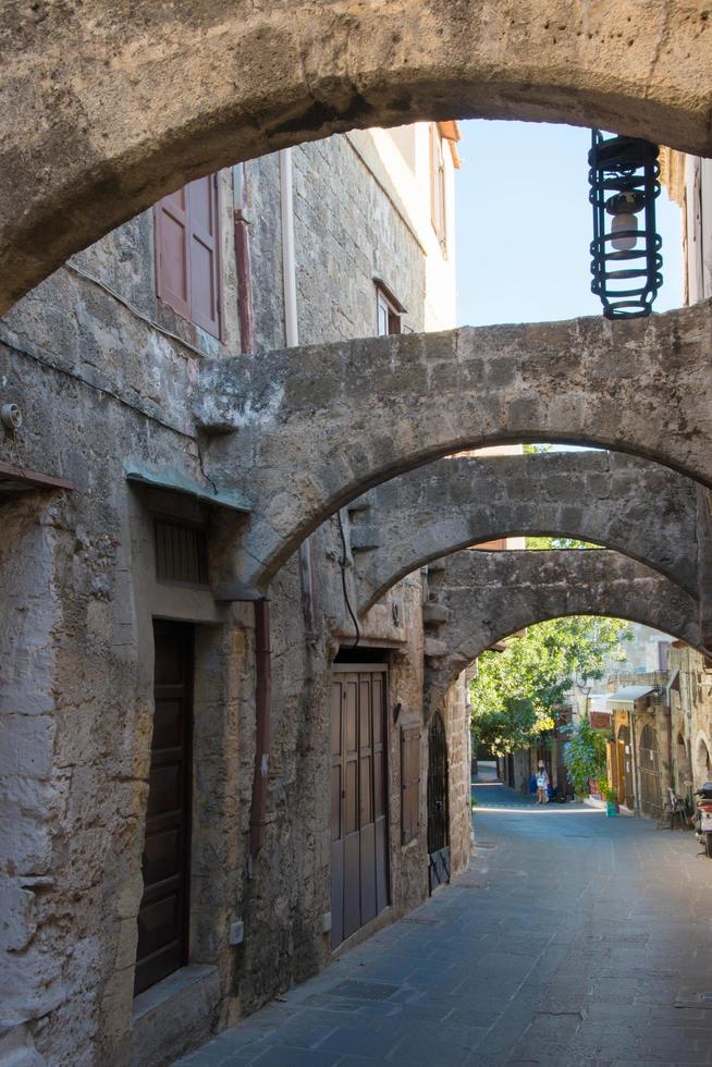 schöne Straße mit Bögen in der Altstadt von Rhodos, Griechenland foto