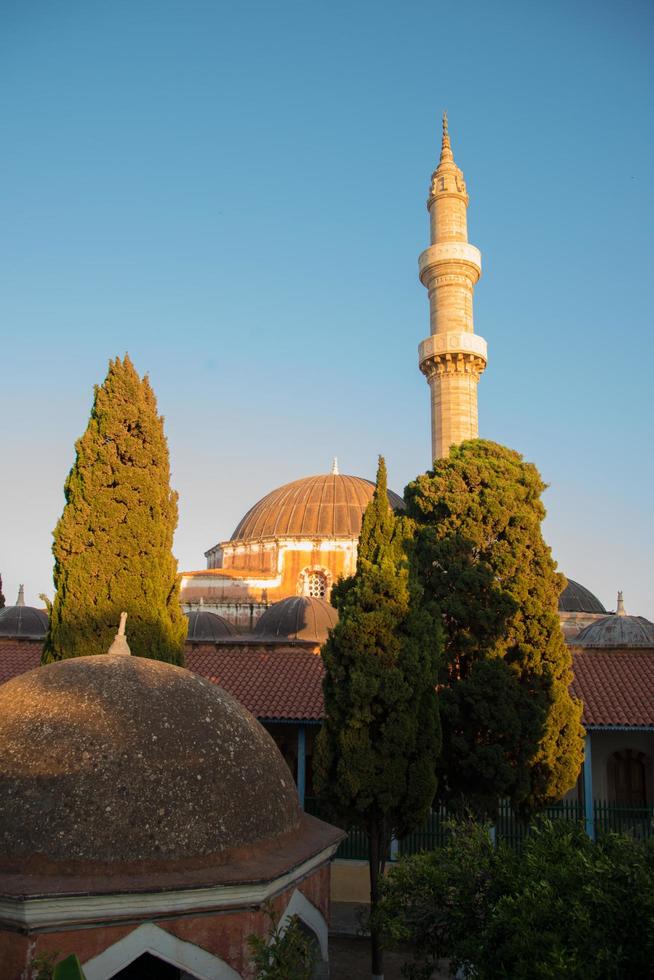 Suleiman-Moschee und Turm in der Altstadt von Rhodos. Griechenland foto