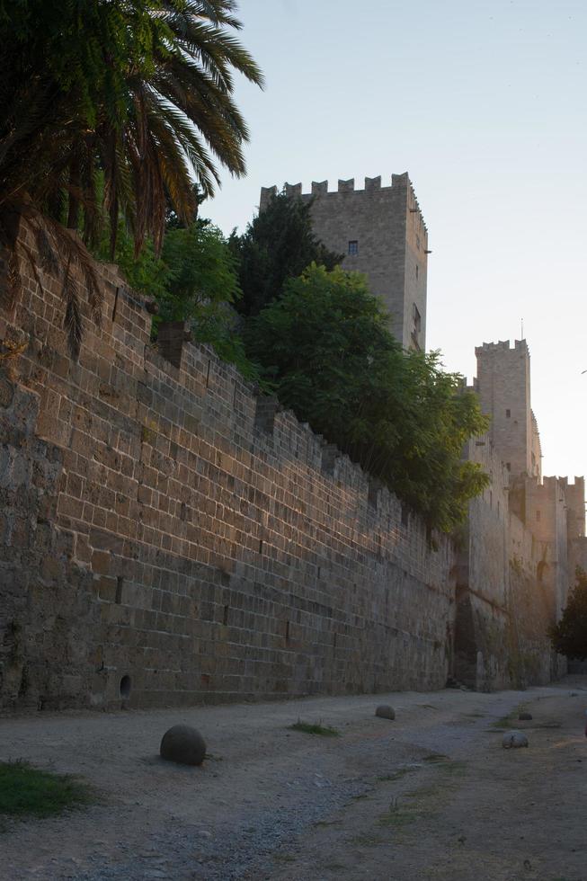 Alte Stadtmauern bei Sonnenuntergang in Rhodos, Griechenland foto