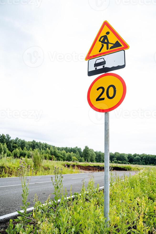 Straße Zeichen auf das Himmel Hintergrund, Zeichen zum Straße funktioniert, Geschwindigkeit Grenze foto