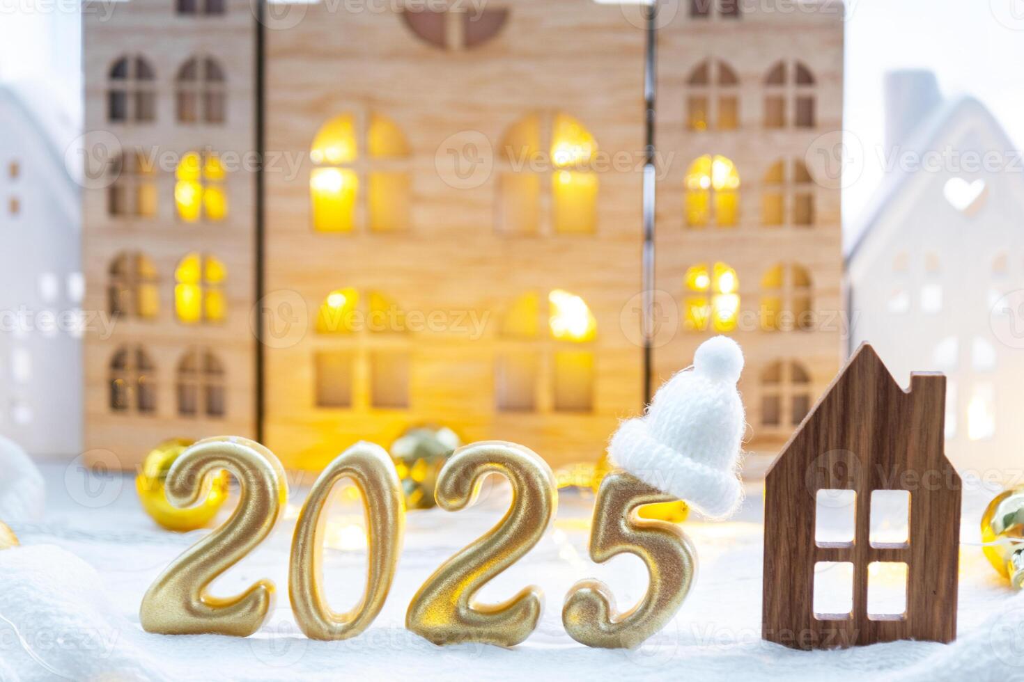 golden zahlen Nummer 2025 und winzig Zuhause auf Hintergrund von gemütlich Fenster von ein Haus mit warm Licht mit festlich Dekor von Sterne, Schnee und Girlanden. Gruß Karte, glücklich Neu Jahr, gemütlich Zuhause foto