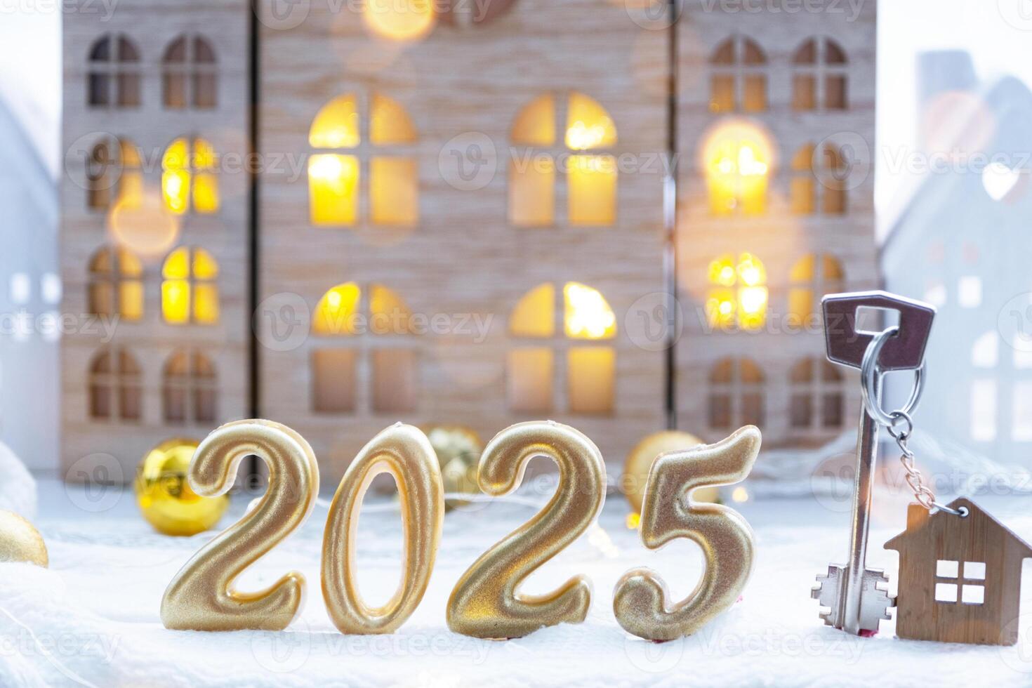 golden zahlen Nummer 2025, Schlüssel und winzig Zuhause auf Hintergrund von gemütlich Fenster von ein Haus mit warm Licht mit festlich Dekor von Sterne, Schnee und Girlanden. Gruß Karte, glücklich Neu Jahr, gemütlich Zuhause foto