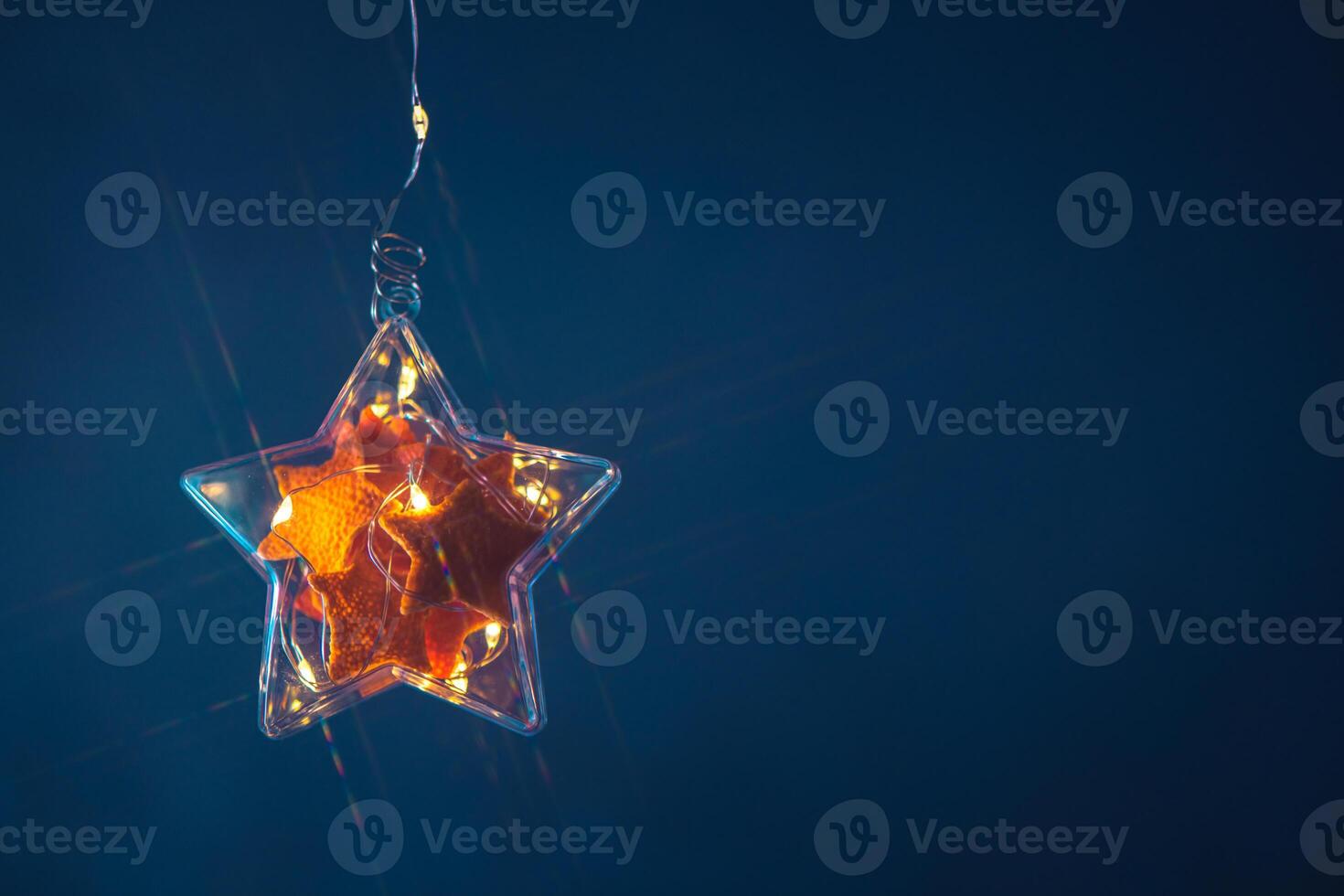 Sterne gemacht von Mandarine schälen im ein Weihnachten Baum Spielzeug und Girlanden foto