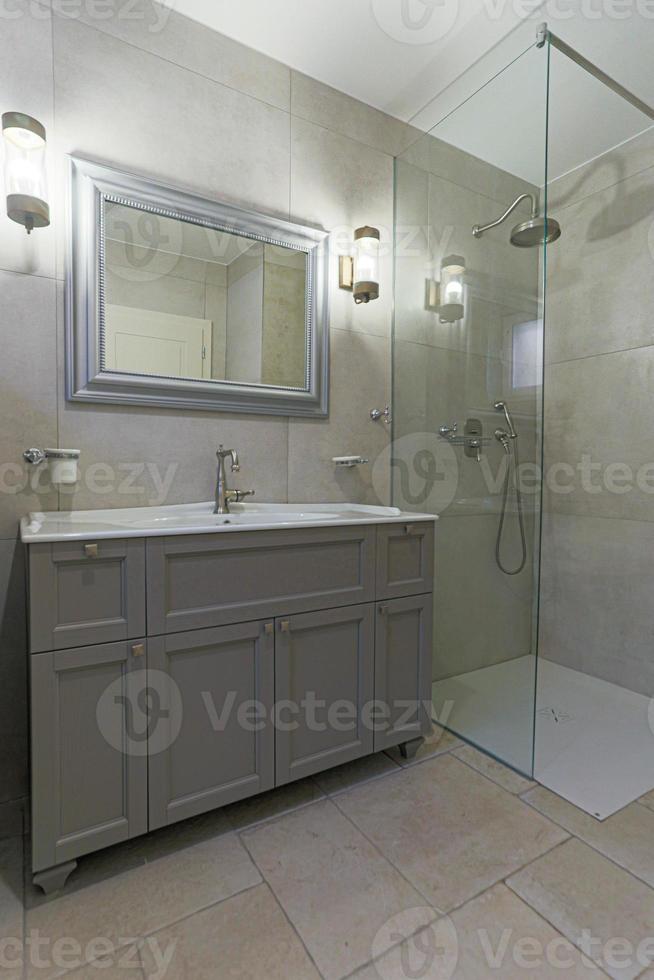 Badezimmer mit Dusche im Ferienhaus foto