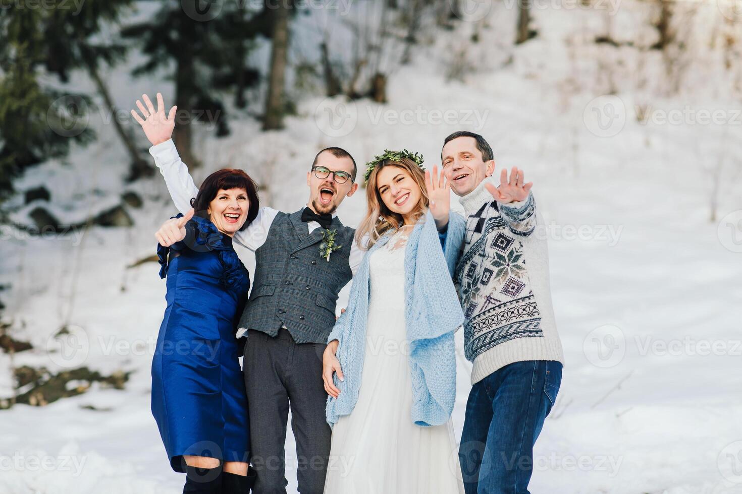 Hochzeiten, Paare und Familie feiern Ehe zum Engagement, Vertrauen oder Beziehung Unterstützung. Porträt von verheiratet Braut und Bräutigam mit glücklich Eltern. Hochzeit im Winter foto