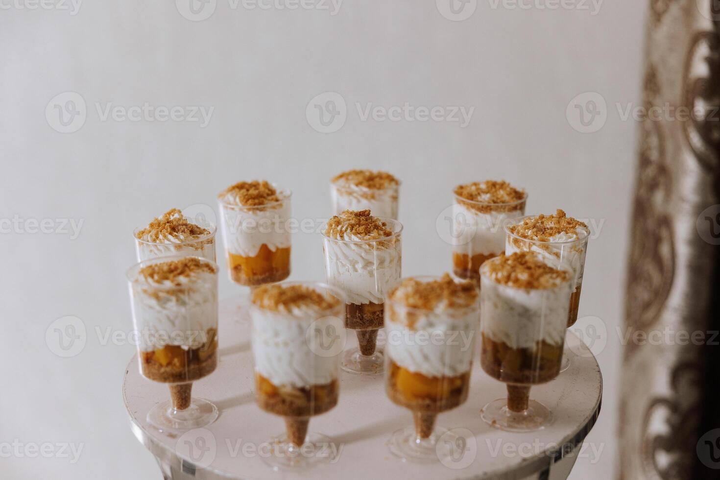 Mandel Kekse und verschiedene Süss Kuchen zum ein Hochzeit Bankett. ein köstlich Rezeption, ein luxuriös Zeremonie. Tabelle mit Süßigkeiten und Nachspeisen. köstlich bunt Französisch Nachspeisen auf ein Teller oder Tisch. foto