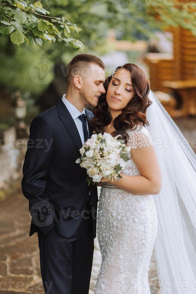 Hochzeit. Liebe und Paar im Garten zum Hochzeit. feiern das Zeremonie und Engagement. speichern das Datum. Vertrauen. das Bräutigam umarmt das Braut. zärtlich Küsse. Paar im Liebe. Hochzeit Porträt foto