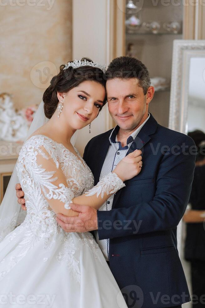 ein schön Braut mit ihr Vater auf ihr Hochzeit Tag. das Beste Momente von das Hochzeit Tag. Tochter und Vater. foto