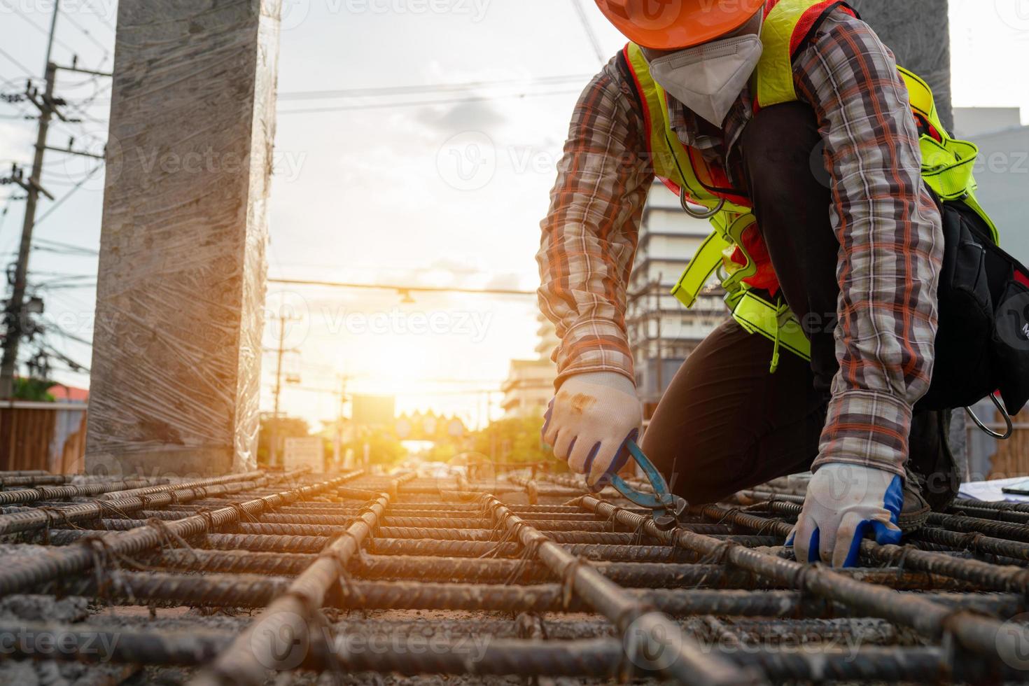 Arbeiter arbeiten auf der Baustelle. foto