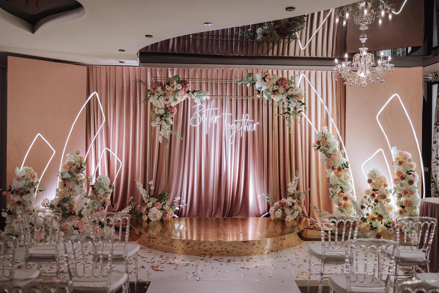 ein schön dekoriert Platz zum das Hochzeit Zeremonie von das Braut und Bräutigam im ein modern Stil. Hochzeit Bogen gemacht von Weiß und Rosa frisch Blumen. schön dekorativ Stühle und vergoldet Beine foto