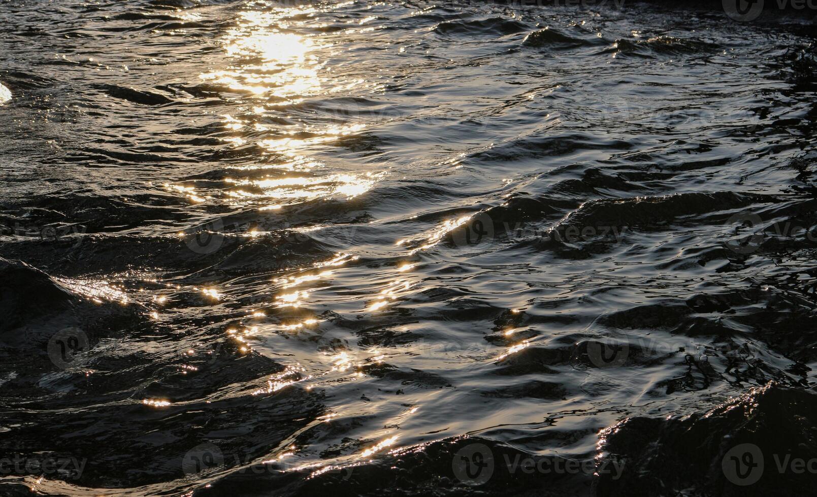 Sonnenlicht Betrachtung auf das Oberfläche von das Wasser foto