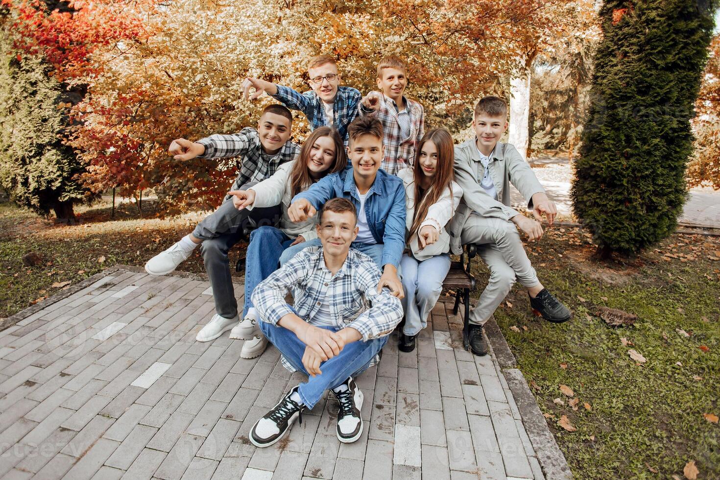 Freundschaft, Bewegung, Aktion, Freiheit und Menschen Konzept - - Gruppe von glücklich Jugendliche oder Schule freunde posieren und haben Spaß draußen gegen Natur oder Wald Hintergrund. foto