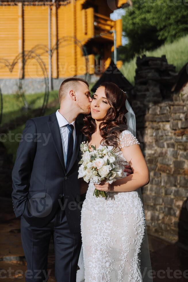 Hochzeit. Liebe und Paar im Garten zum Hochzeit. feiern das Zeremonie und Engagement. speichern das Datum. Vertrauen. das Bräutigam umarmt das Braut. zärtlich Küsse. Paar im Liebe. Hochzeit Porträt foto