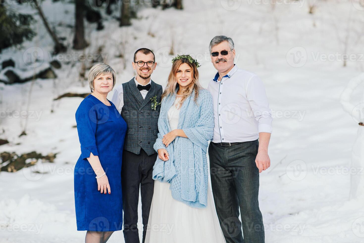 Hochzeiten, Paare und Familie feiern Ehe zum Engagement, Vertrauen oder Beziehung Unterstützung. Porträt von verheiratet Braut und Bräutigam mit glücklich Eltern. Hochzeit im Winter foto