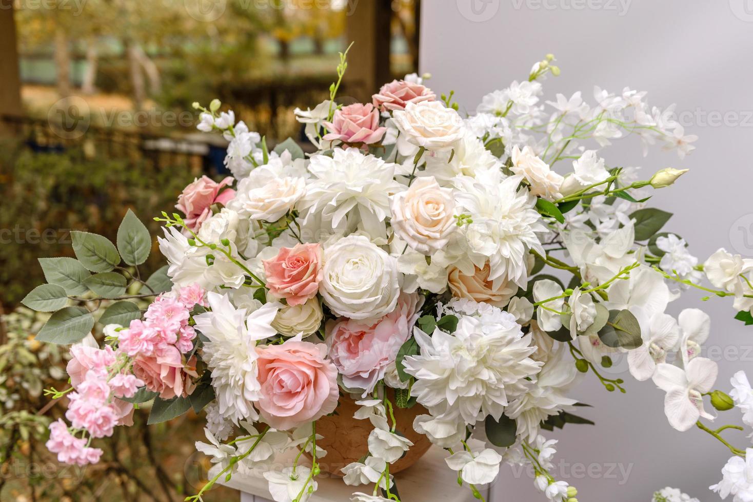 wunderschöne florale Kompositionen im Restaurant für die Hochzeitszeremonie foto