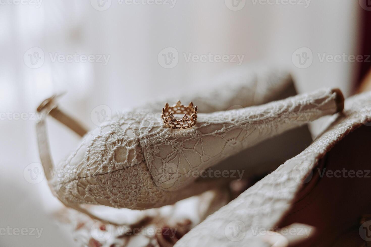 Einzelheiten von das Braut. Schönheit ist im das Einzelheiten. hochhackig Braut- Schuhe. Gold Hochzeit Ring mit ein Diamant. Parfums. Ohrringe Hochzeit im Einzelheiten. foto